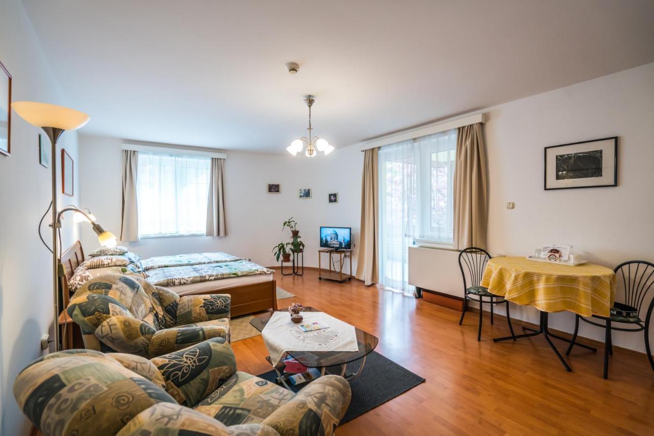 Szent Kristóf Panzió és Apartmanok Esztergom Exterior foto