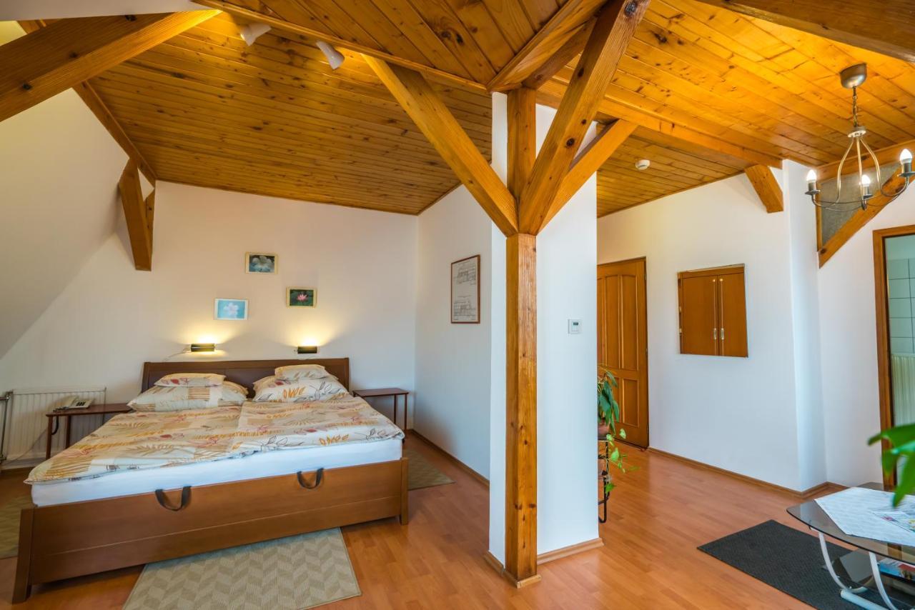Szent Kristóf Panzió és Apartmanok Esztergom Exterior foto