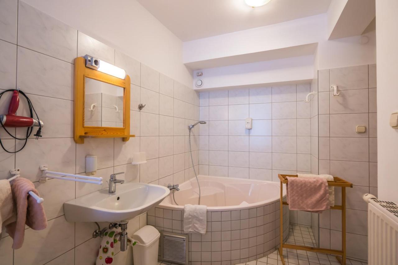 Szent Kristóf Panzió és Apartmanok Esztergom Exterior foto